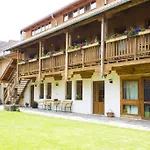 Selsky Dvur- A Keramicka Dilna Apartment